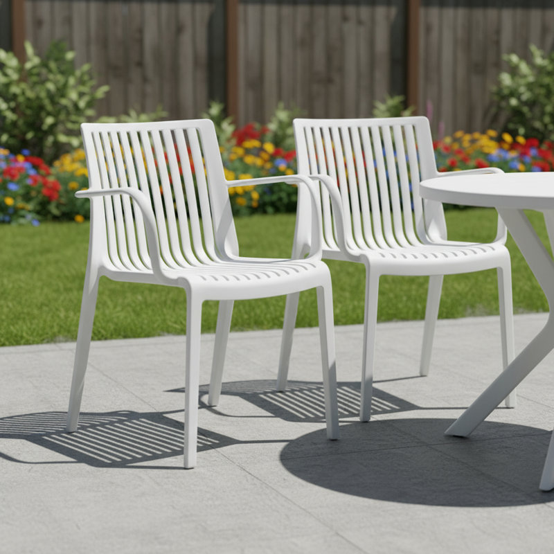 Ensemble de deux fauteuils d'extérieur empilables en plastique blanc