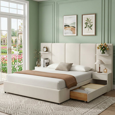 Lit plateforme haut tapissier avec tables de chevet, tiroirs et tablettes flottantes, très grand, velours beige