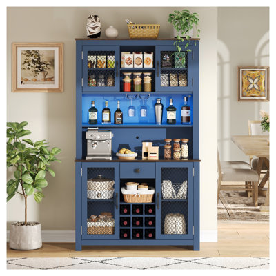 Armoire de cuisine 70,9 po bleu marine avec lumières DEL et prises de courant, buffet de style campagnard avec support à vin et porte-verre