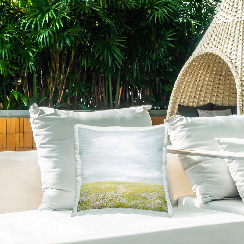 Coussin décoratif imprimé Vast Spring Meadow par Grace Popp