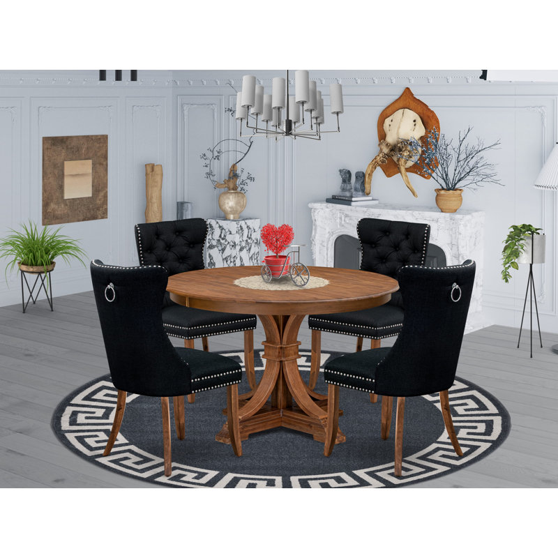 L'ensemble de salle à manger 5 pièces pour 4 personnes comprend une table ronde de 48 po avec piédestal et 4 chaises Parson en polyester noir, noir sablé