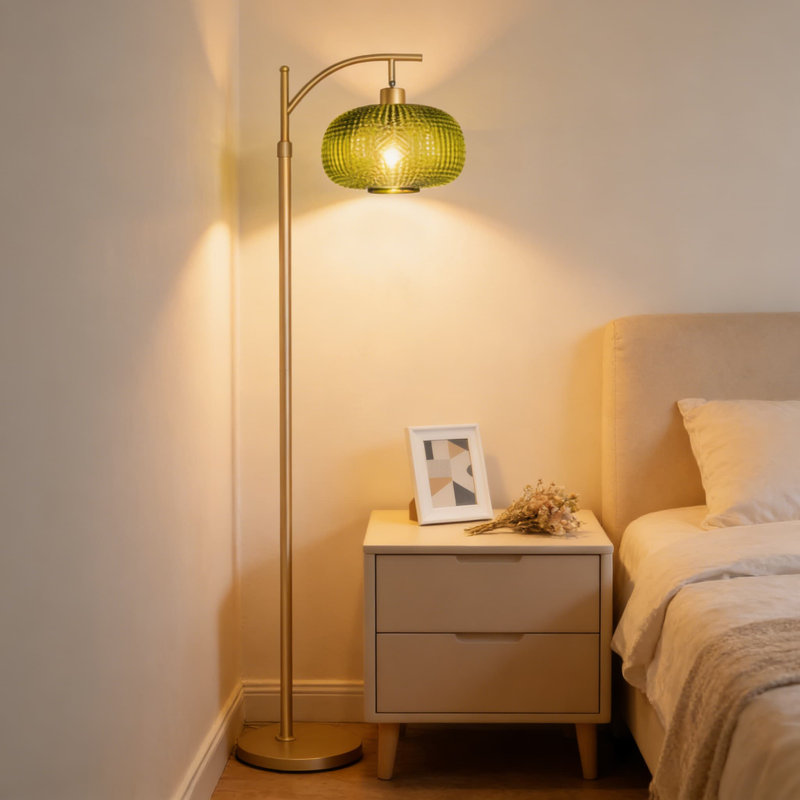 Lampe sur pied moderne avec ampoule à DEL à intensité variable et télécommande, design Mid-Century avec abat-jour en verre vert et mât doré pour le salon, la chambre à coucher ou le bureau