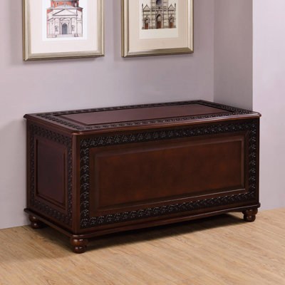 Élégante commode à tabac profond avec grand rangement et détails ornés Tabac riche et rabat pratique