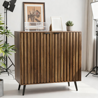 Buffet Mid-Century moderne avec portes cannelées et pieds en métal, buffet de rangement polyvalent avec tablette réglable pour le salon, la salle à manger et la cuisine