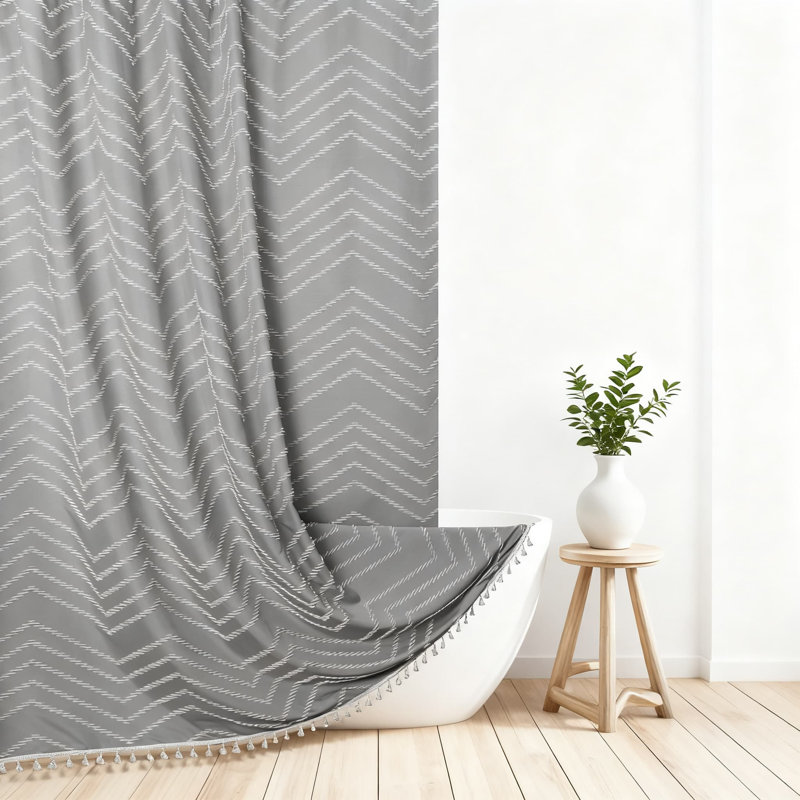 Tissu de rideau de douche en tissu texturé à motif de chevron texturé et imperméable avec pompons, Blanc / Gris