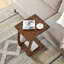 Table de bout en forme de C avec roulettes Emerson, couleur noyer