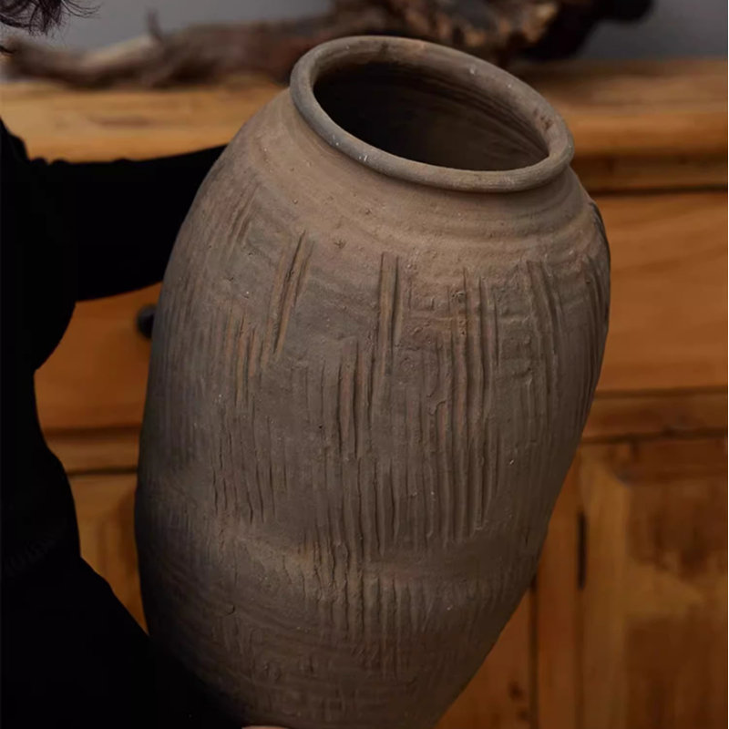 Grand pot en argile sur pied, H 19,1 po x l 8,07 po x P 8,07 po