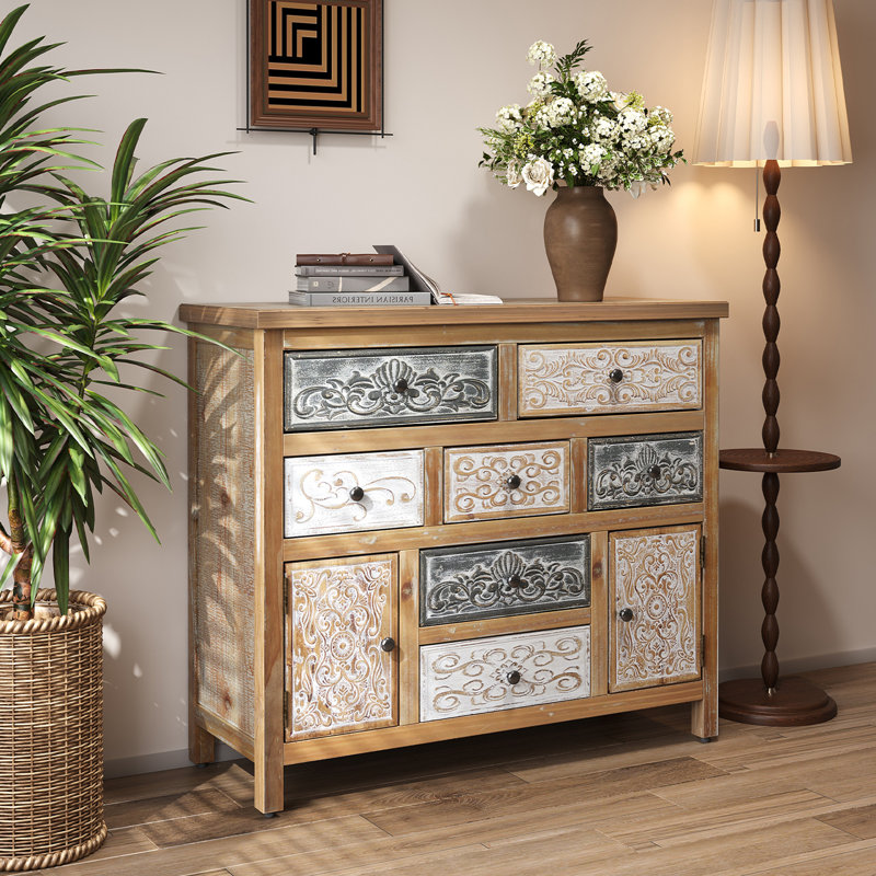 Commode rétro avec bois patiné et motifs ornés
