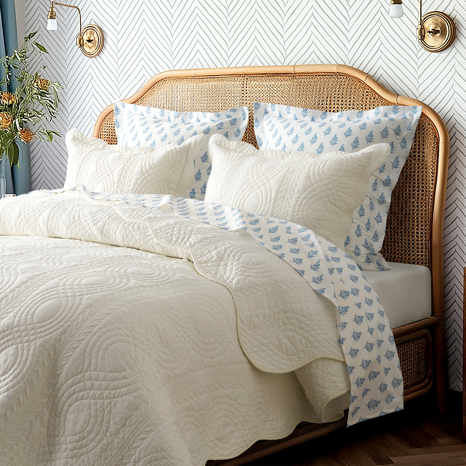 Scallop Edge 100% Cotton Quilt Set, Ivory White, King Quilt + 2 King Shams