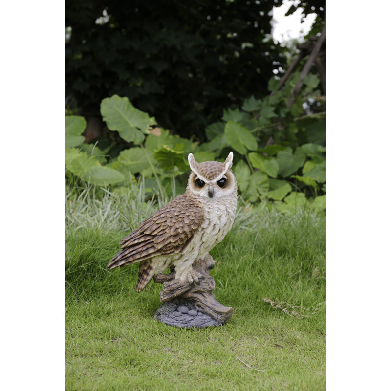 Grand eared hibou sur souche avec rembourré plumes statue