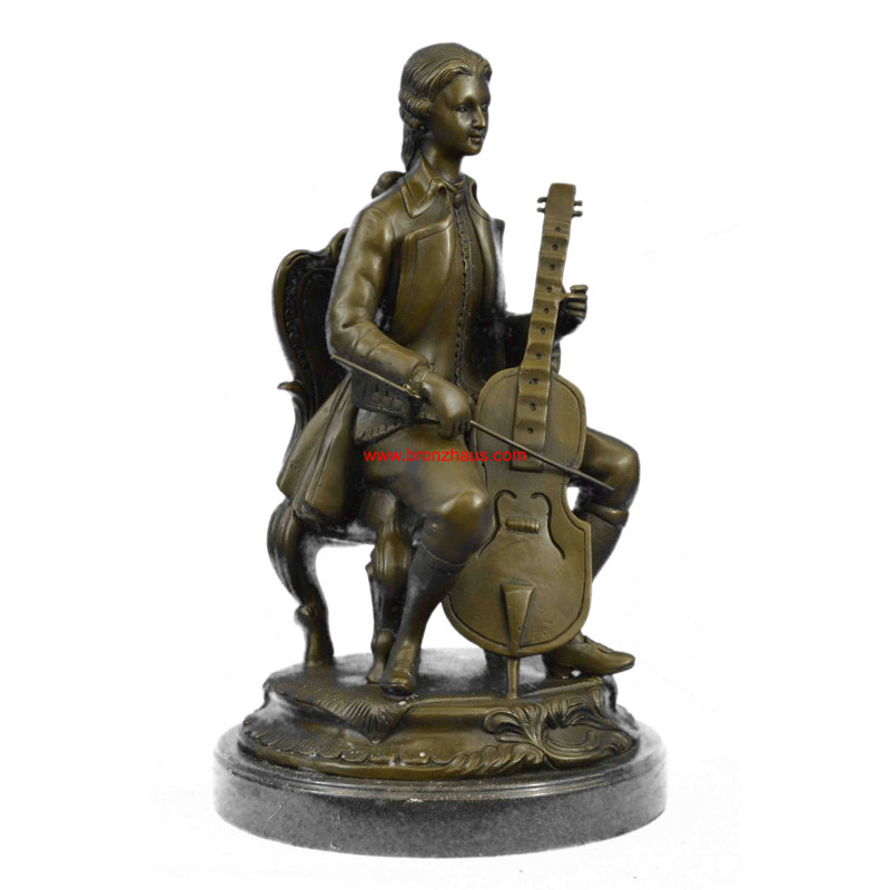 Statue homme jouant de la musique avec violoncelle
