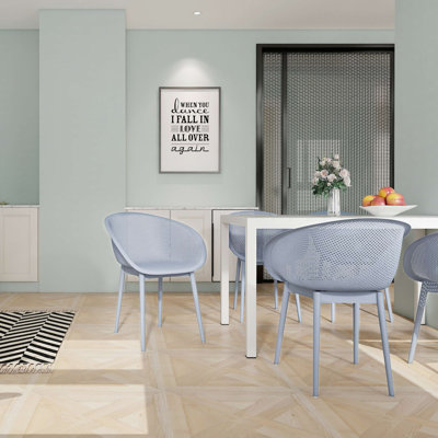 Ensemble de 4 chaises longues modernes en plastique PP résistant aux intempéries avec longue table blanche moderne de 55 pouces pour l'intérieur et l'extérieur