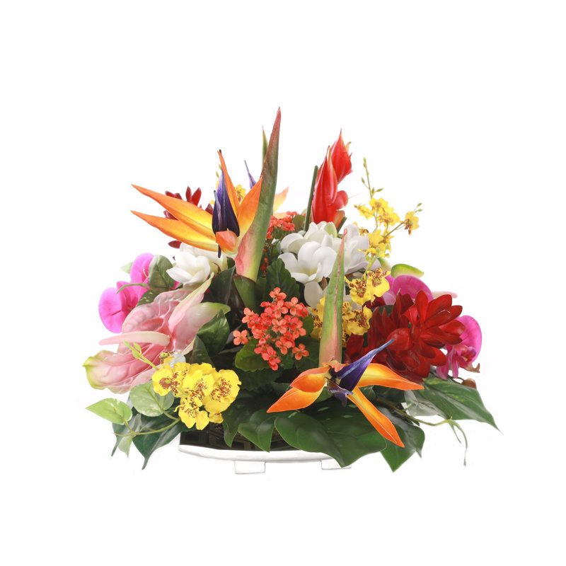 Arrangement de fleurs tropicales sur une plaque décorative argentée
