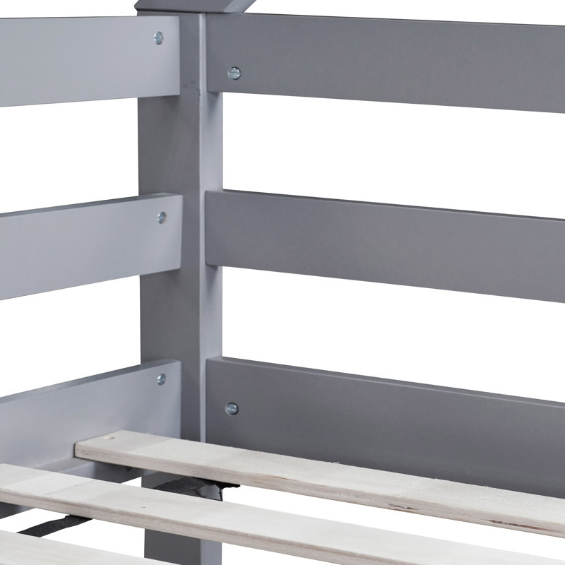 Lit simple en bois d'hévéa au-dessus d'un lit superposé gris, avec un élément en forme de maison charmante