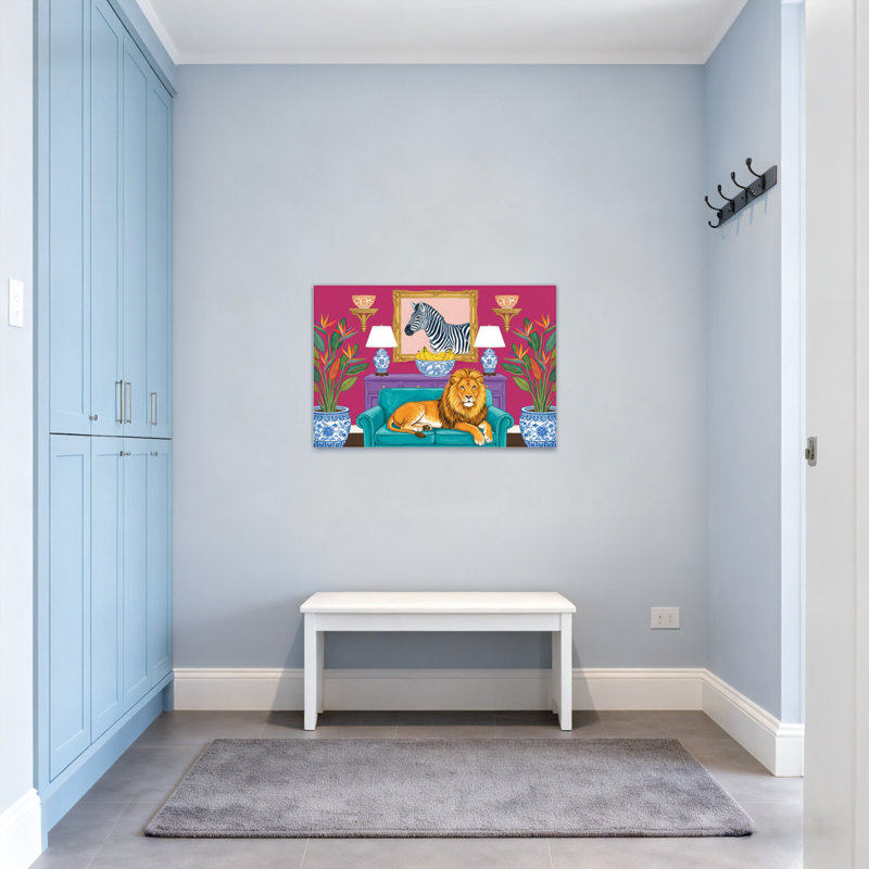 Animaux, lion sur un canapé avec un portrait de zèbre, H 20 po x l 30 po