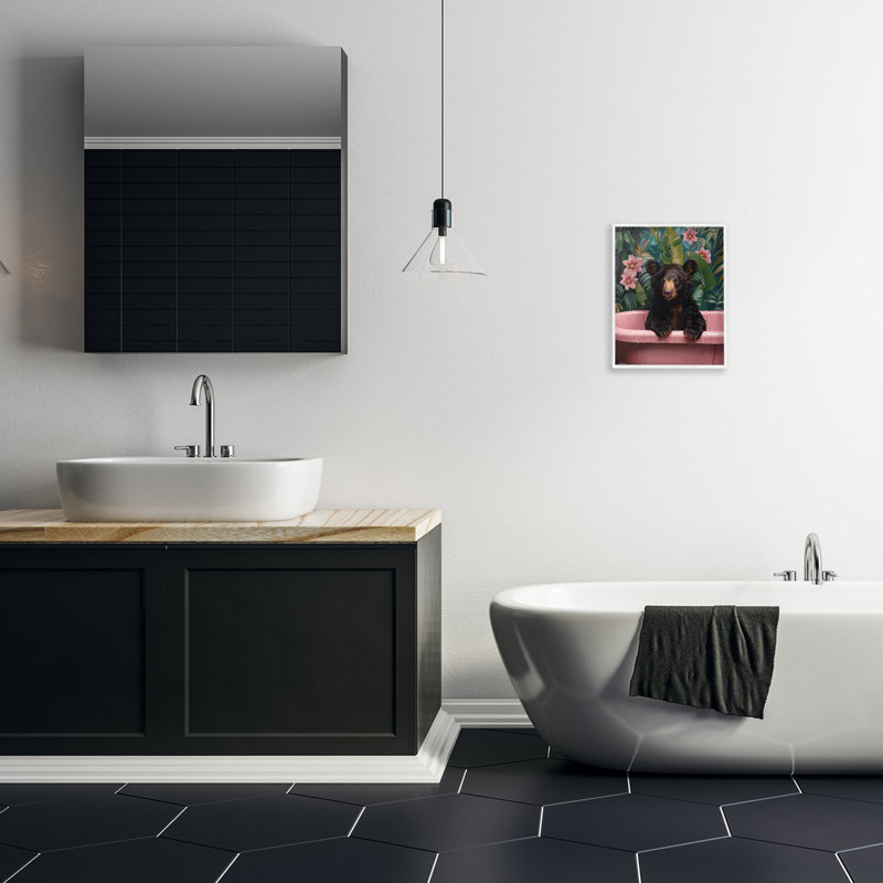 «Bruno Bear» dans une baignoire rose, estampe numérique, design par Momart, H 14 po x l 11 po