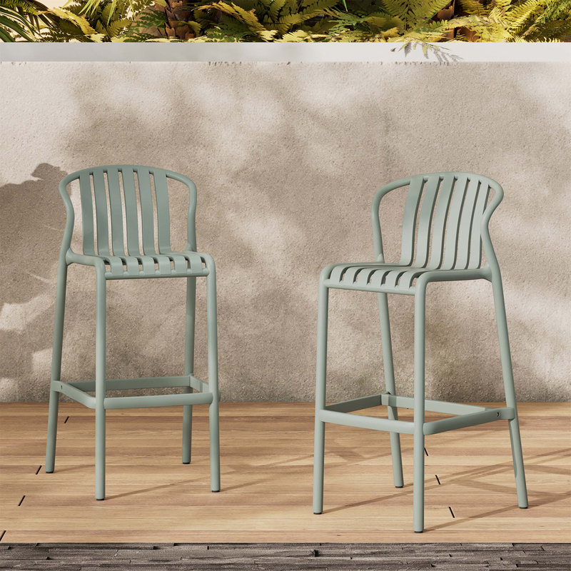 Ensemble de 2 tabourets d'extérieur toutes saisons de 29,5 pouces de hauteur avec dossier à lattes perforé et siège ergonomique profilé pour une utilisation sur un îlot de patio.
