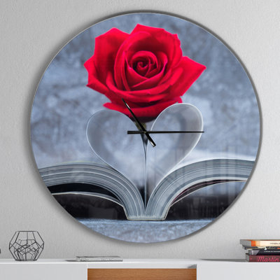 Rose rouge à l'intérieur du livre - horloge murale moderne