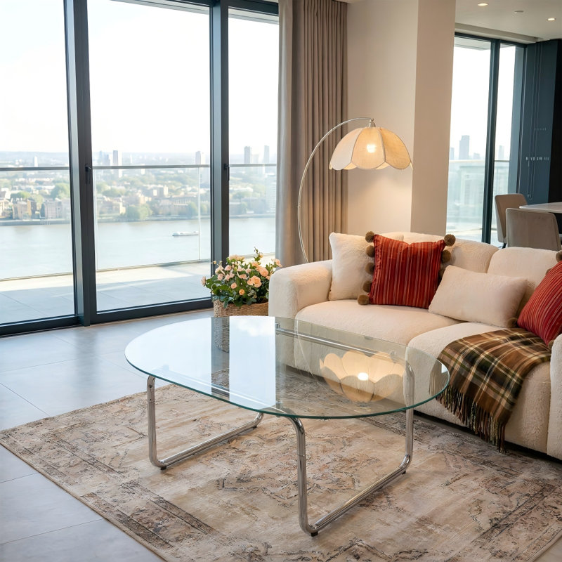 Table basse moderne minimaliste avec dessus incurvé en verre trempé transparent et pieds en métal chromé, table d'appoint élégante pour salon