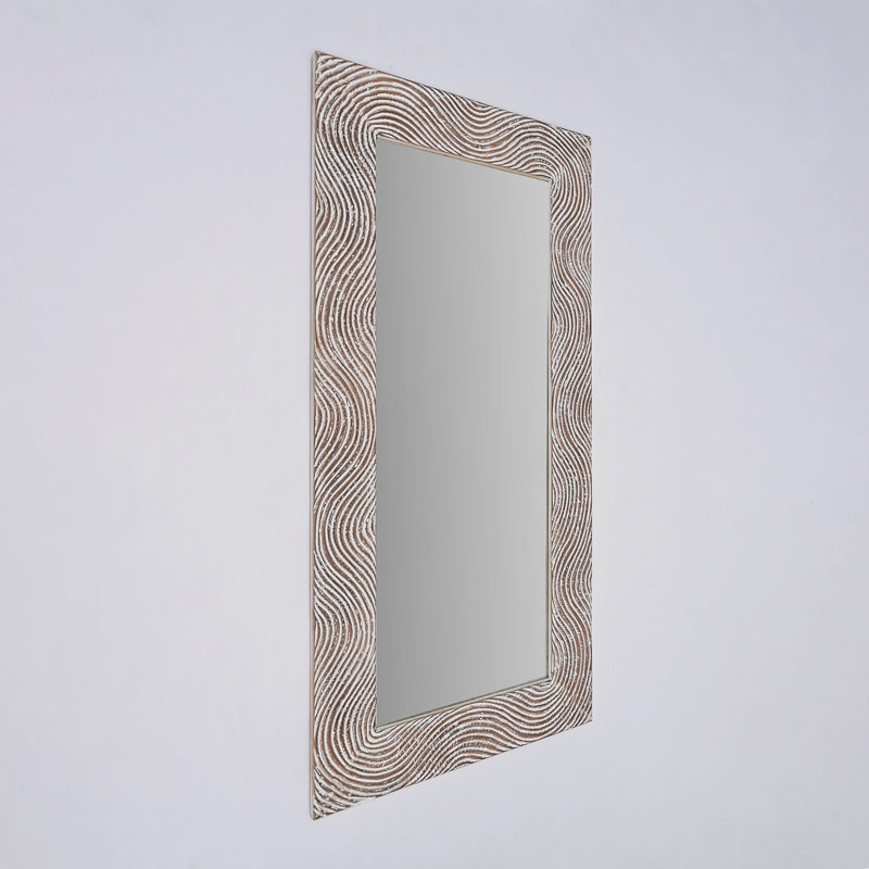 Miroir rectangulaire en bois massif sculpté à la main pour les grandes installations murales, rehaussant l'espace et la lumière avec une finition blanche patinée