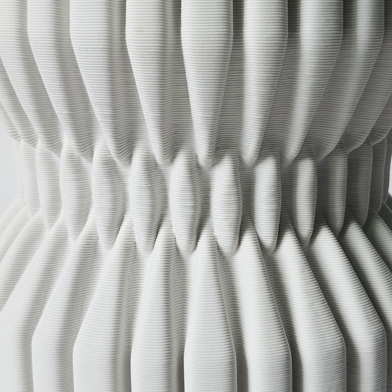 Vase en grès, H 14,75 po x l 7,5 po x P 7,5 po