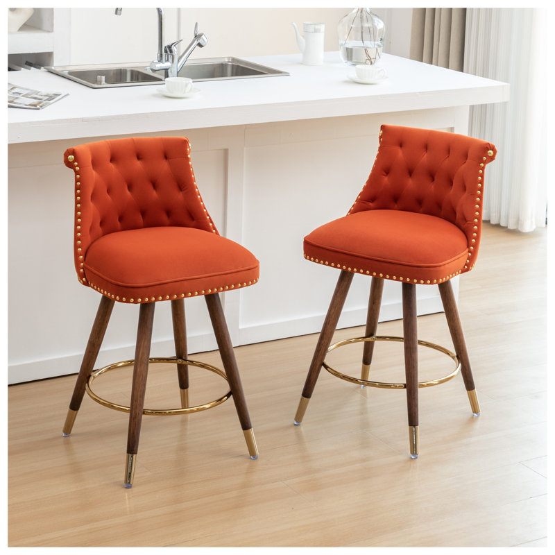 Ensemble de 2 tabourets de comptoir capitonnés Elvara avec garniture cloutée, revêtement en velours orange et pieds en bois d'hévéa