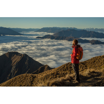 «Hiker on Moutain Top» par Swissmediavision