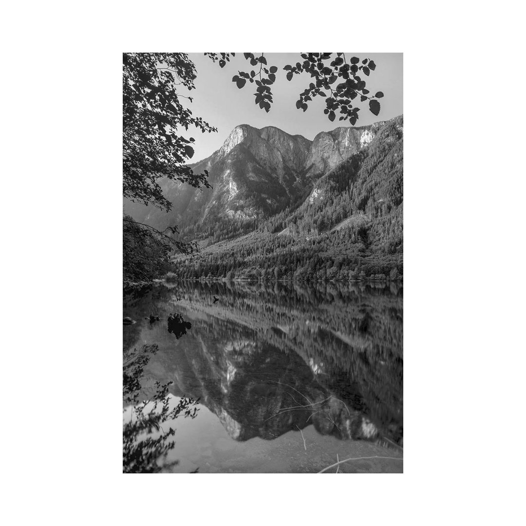 Cascade Mountains Reflected In Silver Lake Near Hope, British Columbia, Canada von Tim Fitzharris - Galerie-Giclée auf L...