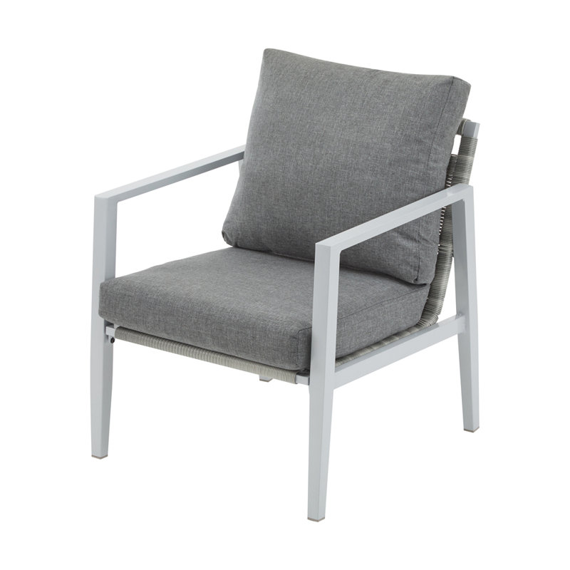 Méridienne en aluminium avec accents élégants en corde et coussins confortables, parfaite pour les espaces intérieurs et extérieurs modernes