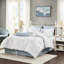 Très grand édredon en blanc avec matelassage bleu et coquille pour un sommeil paisible-122456076