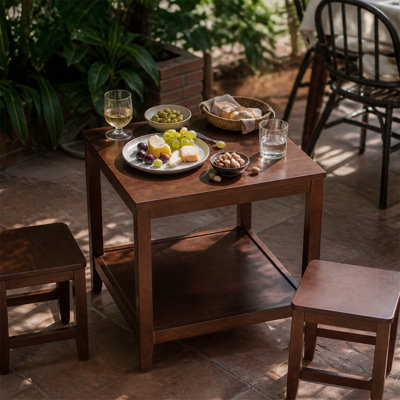 Une table d'appoint en bois massif avec une tablette de rangement, une table d'appoint carrée à deux niveaux, une armoire de chevet en bois pour le salon et la chambre à coucher, une petite table basse.