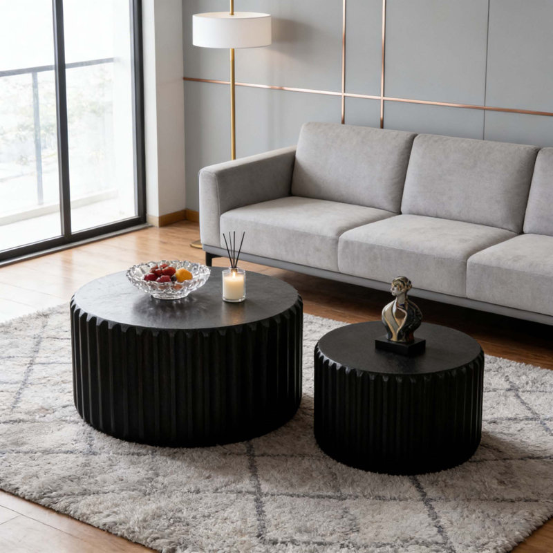 Ensemble de tables basses rondes noires festonnées: conception emboîtable, forme élégante à bord incurvé, Noir