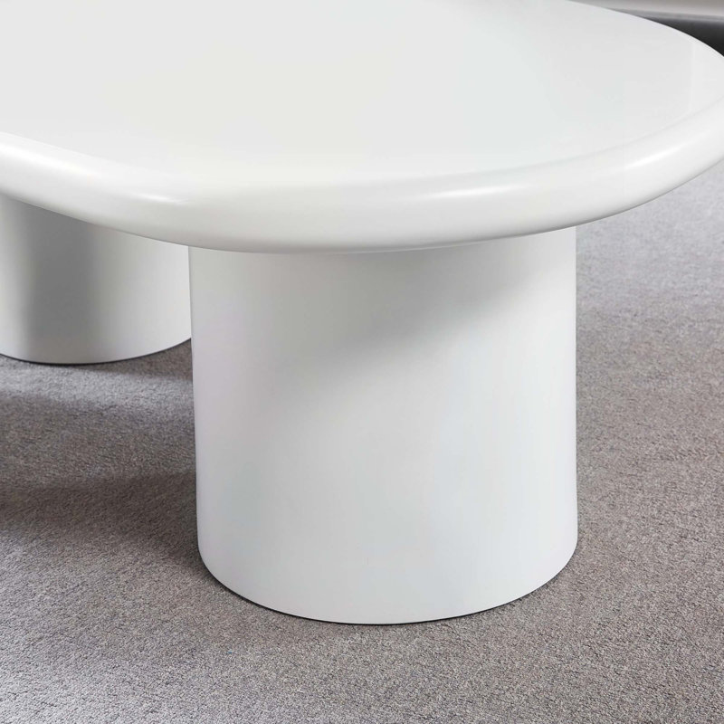Table basse de style moderne avec design de bureau unique et peinture blanche élégante