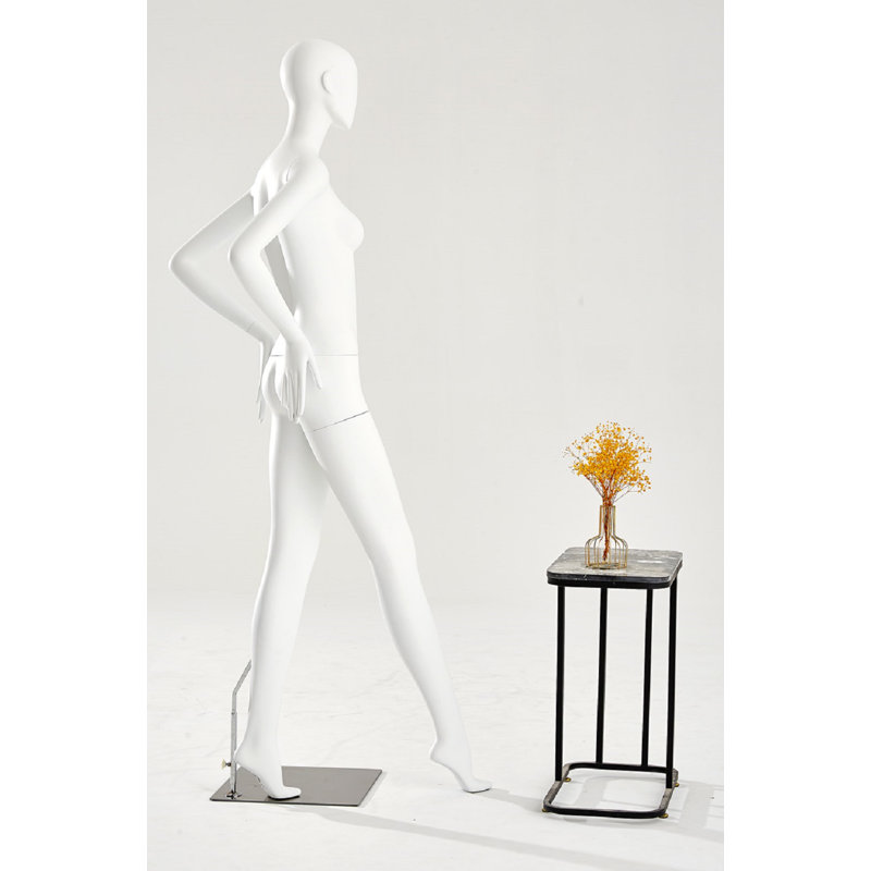 Altoria People Statue, White