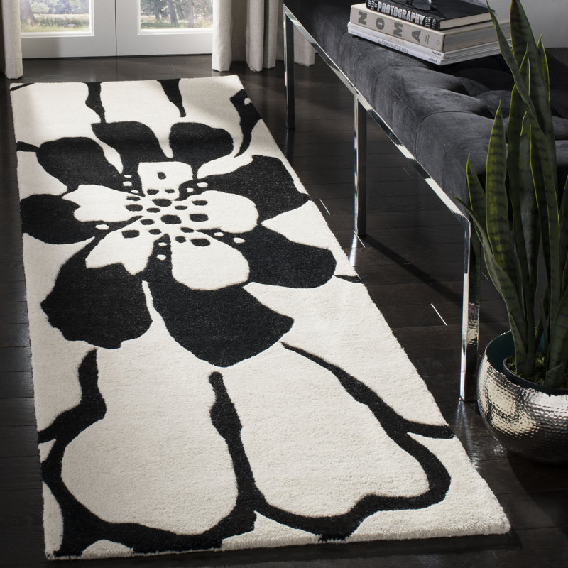 Soho Hand Tufted Wool And Viscose Floral Rug, Runner 2'6" x 8'