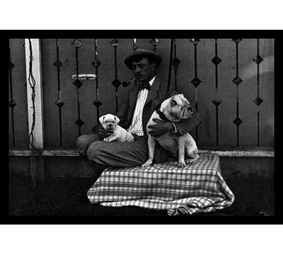 «Bulldog, Master, and Pup», reproduction de photo