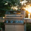 Barbecue au propane liquide à 4 brûleurs de 52 000 BTU avec brûleur latéral et armoire Mesa 400M Monument Grills