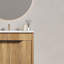 Meuble-lavabo autoportant de 30 po en chêne chaud, façade sculpturale 3D et cuve en céramique intégrée