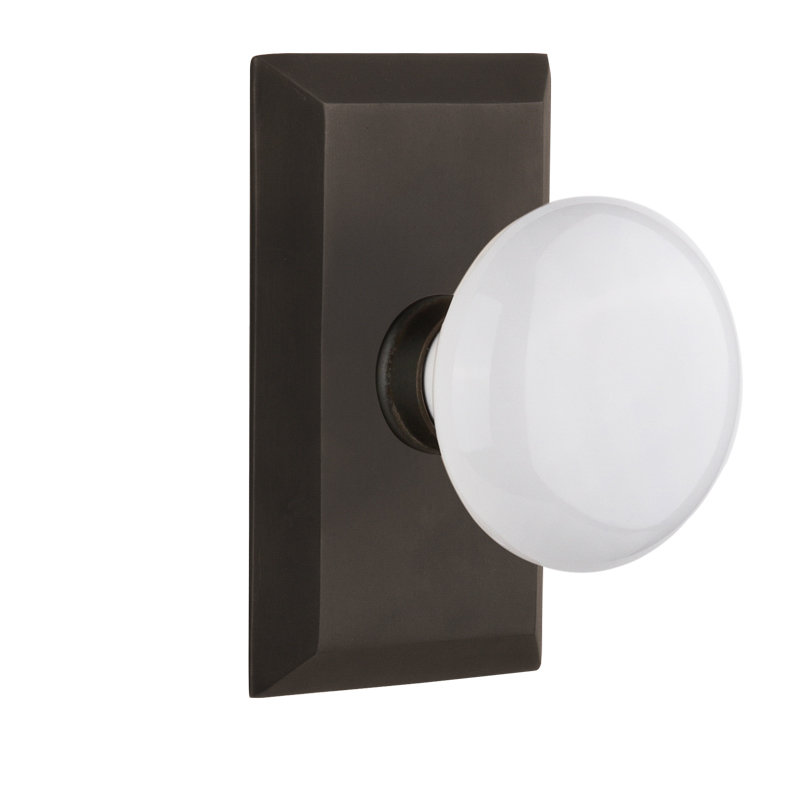 Plaque Studio avec poignée de porte en porcelaine blanche, Bronze frotté à l'huile