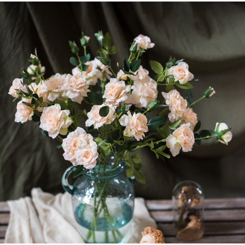 Tige de rose en fleur, Blanc