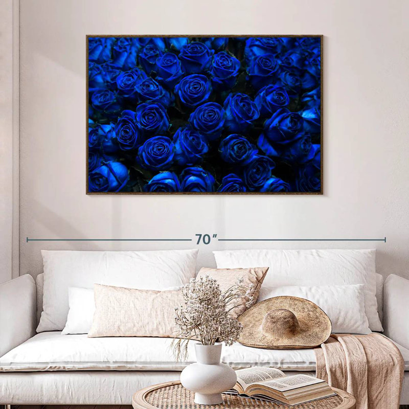 Roses bleues royales, 46 po x 31 po, Cadre flottant noyer