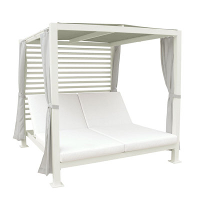 Pavilion Chaise With Cushion