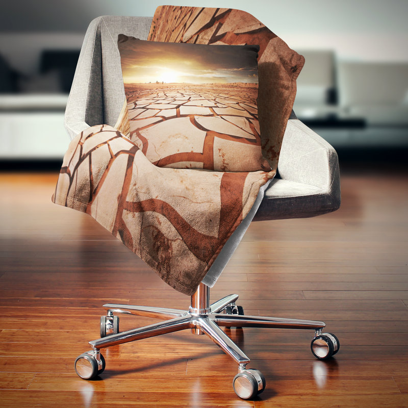 Coussin décoratif sécheresse Land Under Dark Skies, 16 po x 16 po, Carré