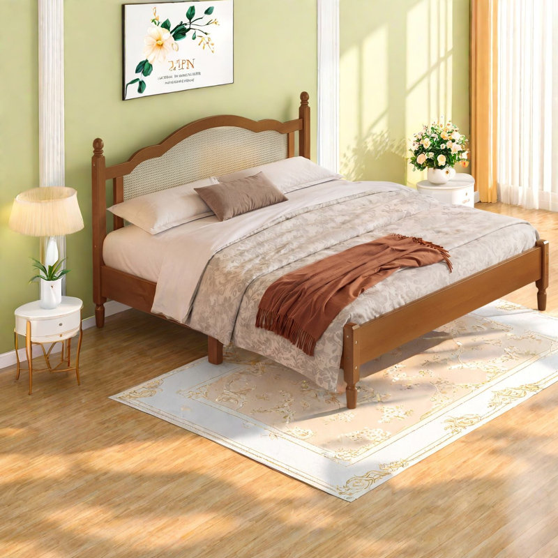 Très grand lit avec tête de lit en rotin, structure en bois aggloméré, chambre à coucher moderne