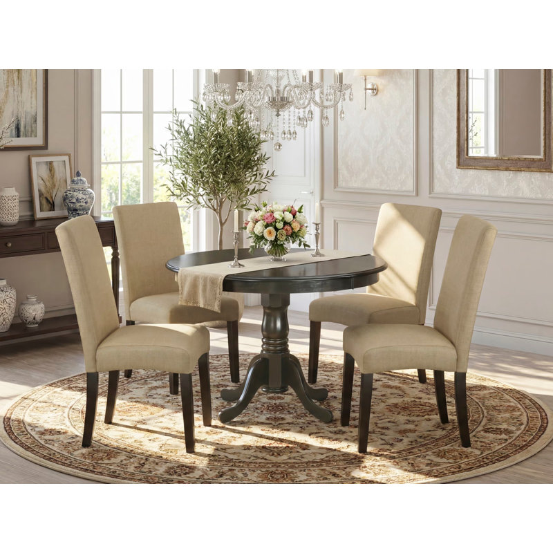 L'ensemble de salle à manger 5 pièces comprend une table de salle à manger ronde avec piédestal et 4 chaises Parson rembourrées en tissu brun, cappuccino