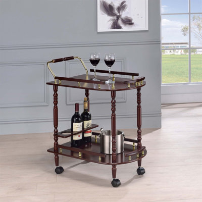 Chariot de service élégant à deux étagères en laiton et merlot avec porte-bouteilles, idéal pour les espaces de réception traditionnels.