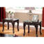 3 tables basses traditionnelles en bois massif au fini cerisier foncé avec des pieds et des sculptures élaborées, 1 2 tables de bout pour les espaces de vie avec des motifs complexes,