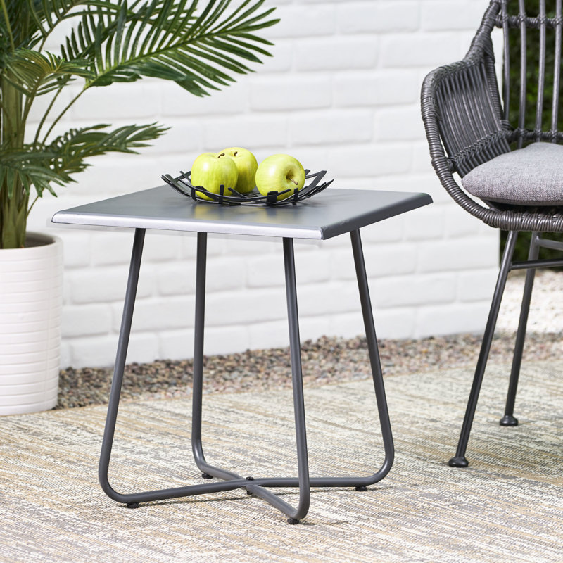Table d'appoint grise avec structure en acier et éléments esthétiques modernes de 18 po de couleur grise, style construction