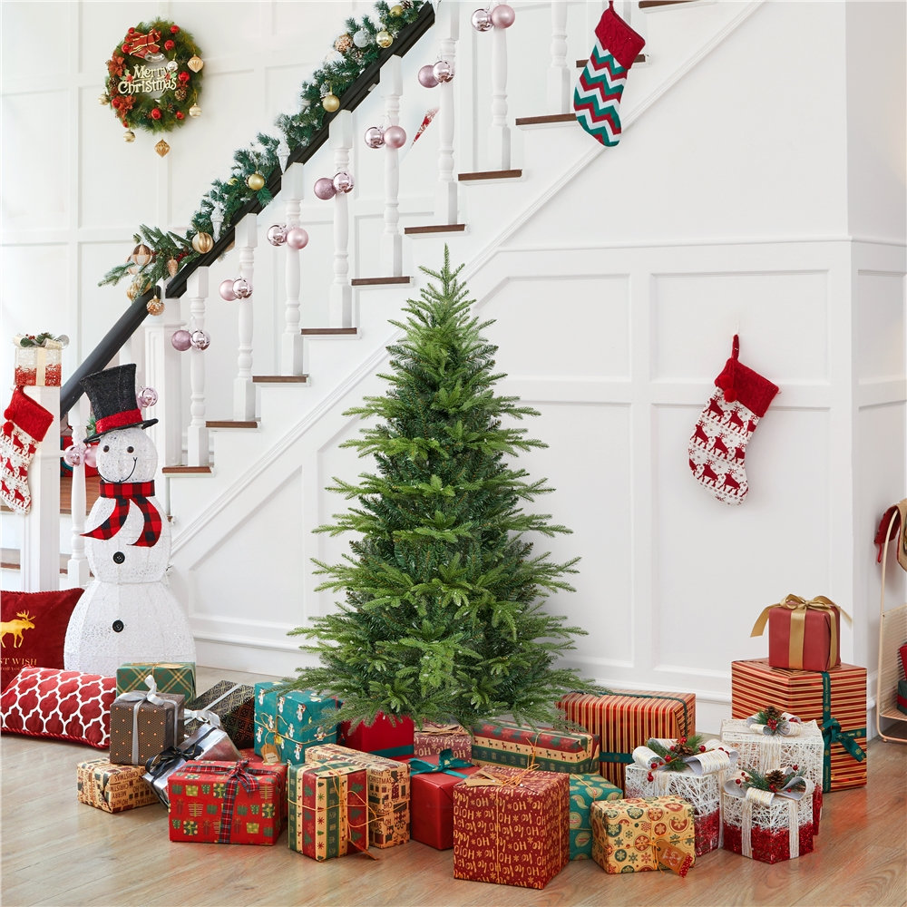 Pre-Lit Spruce Christmas Tree, 4.5'