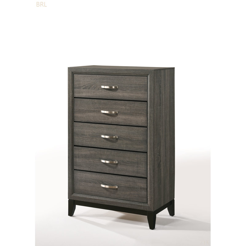 Rehaussez votre espace avec cet élégant meuble en bois gris, mis en valeur par des poignées métalliques polies